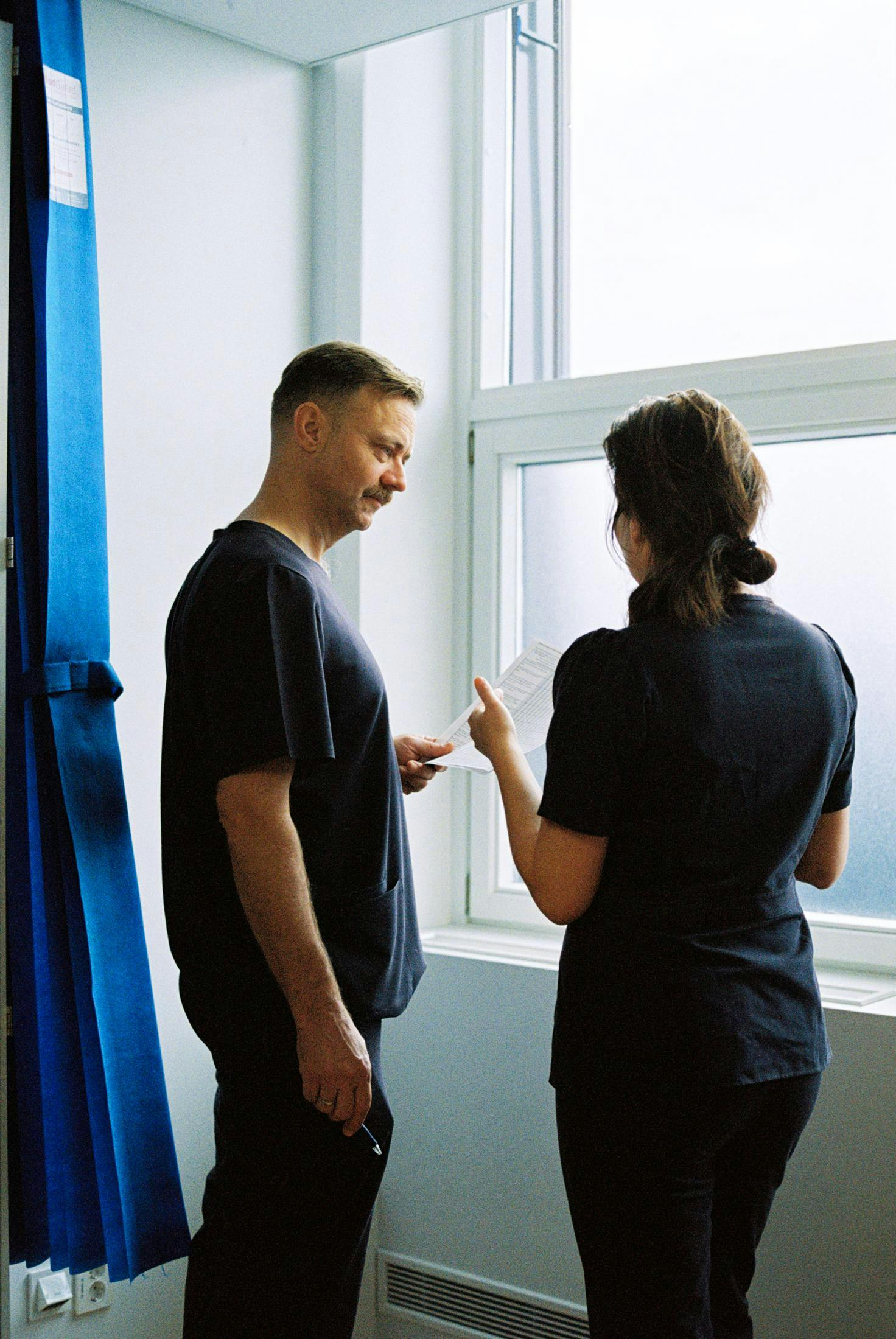 Image off two specialists discussing on a CMedical clinic